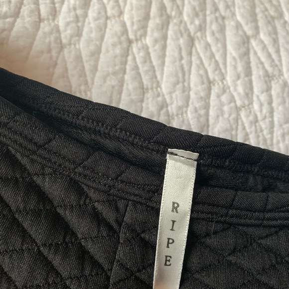 black shorts - Picture 2 of 5